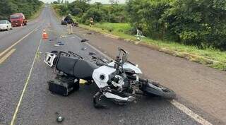 Motocicleta ficou destruída após queda na BR-163 (Foto: Reprodução/Alvorada Informa)