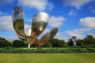 Floralis Generica, escultura de 20 metros que é atração turística em Buenos Aires (Foto: Governo de Buenos Aires)