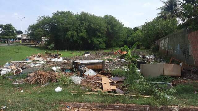 &Aacute;rea verde &eacute; tomada por lixo descartado pelos pr&oacute;prios moradores