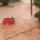 Chuva de 48 milímetros em menos de uma hora deixa ruas e casas alagadas