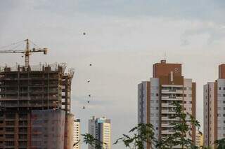 Céu de Campo Grande com algumas nuvens nesta manhã (Foto: Henrique Kawaminami)