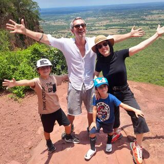 Com a família, Alexandre Nero faz trilha em Camisão e visita vinícola