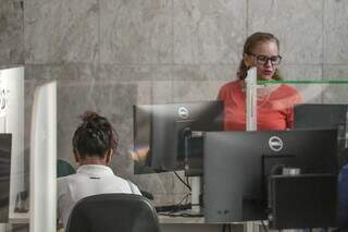 Mulher recebendo atendimento na Funtrab de Campo Grande (Foto: arquivo / Marcos Maluf)