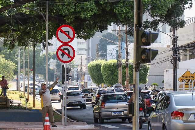 Mudan&ccedil;a de convers&atilde;o gera reclama&ccedil;&atilde;o e al&iacute;vio para motoristas na Afonso Pena