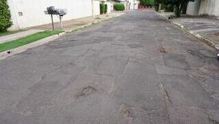 Remendos ao longo da Rua Ibirapuera, no Bairro Tiradentes (Foto: Alex Machado)