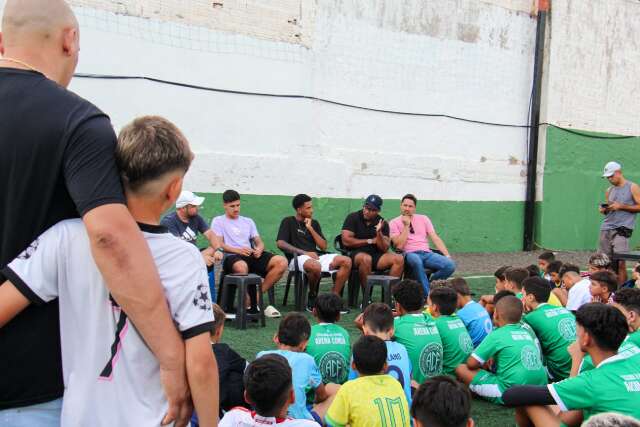 &quot;Cheios de sonhos&quot;, meninos de escolinha recebem palestra de jogadores 