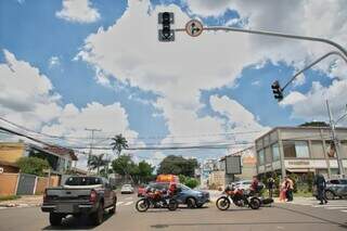 Semáforo continuou desligado após a colisão entre carro e moto (Foto: Paulo Francis)