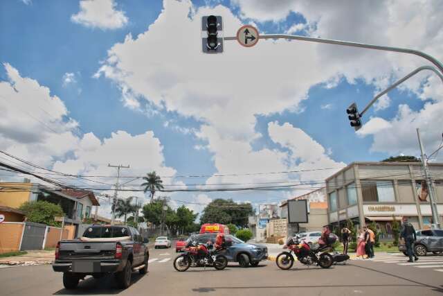 Pico de luz apaga sem&aacute;foro e causa acidente em cruzamento movimentado