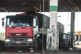 Carreta parada em posto de combustíveis abastecendo com diesel (Foto: Marcos Maluf)