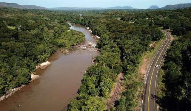 Homem encontrado morto pode ter sido arremessado de rodovia