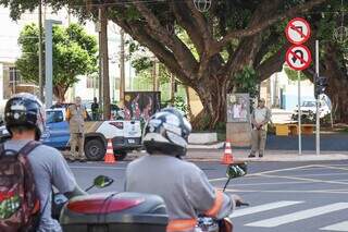 Na Rua Rui Barbosa, o aviso da conversão proibida, mudança que entrou em vigor na quarta-feira (27) (Foto: Marcos Maluf)