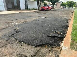 Remendo novo mas que já está esfarelando: &#34;sai na próxima chuva&#34;, diz morador (Foto/Direto das Ruas)