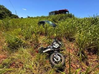 Motocicleta e Ônix foram parar em barranco após colisão (Foto: José Portela | Nova News)
