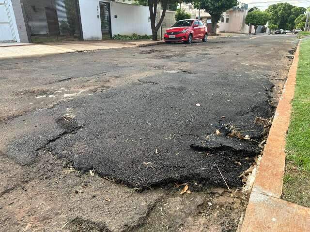 Rua &eacute; &quot;remendo sobre remendo&quot; e dificulta tr&acirc;nsito no Bairro Tiradentes