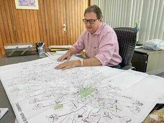 Miglioli mostra mapa com as 85 pontes espalhadas pela zona rural de Campo Grande. (Foto: Marcos Maluf)