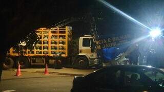 Caminhão de gás que atingiu poste no Jardim Aeroporto na noite desta quarta-feira (Foto: Direto das Ruas) 