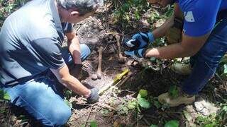 Peritos da Polícia Civil no local onde ossada foi encontrada nesta quarta-feira (Foto: Adilson Domingos)