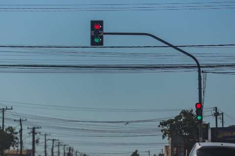 Vermelho e verde ao mesmo tempo: semáforo “doidão” confunde no Nova Lima 