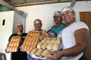 Mulheres terena produzem pães através de projeto em Aquidauana. (Foto: Bruno Rezende)