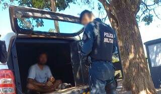 Suspeito dentro da viatura da Polícia Militar em Três Lagoas (Foto: Alfredo Neto | RCN67)