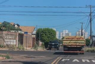 Caminhão com terra para obra circula pelo Rita Vieira, bairro onde construções nao param, (Foto: Marcos Maluf)