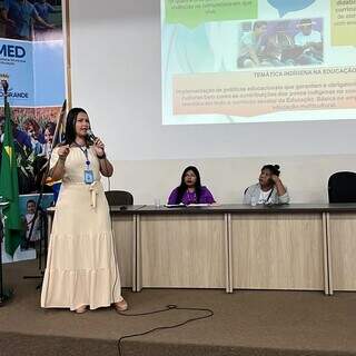 Terena, Kalí Dias é formada em Pedagogia e trabalha para ajudar outros jovens. (Foto: Arquivo pessoal)