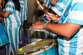 Percussionista se apresenta durante festa de lançamento do Carnaval 2024. (Foto: Juliano Almeida)