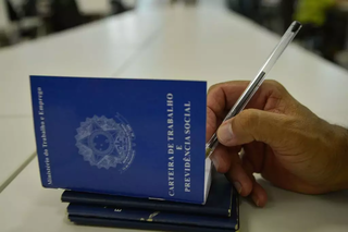 Carteira de Trabalho é preenchida em agência de emprego. (Foto: Arquivo/Campo Grande News)