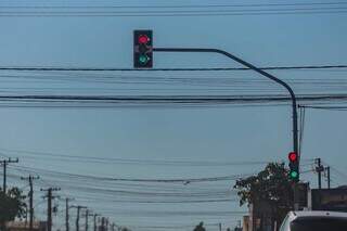 Conjunto de semáforos com luzes vermelha e verde acesas de forma simultânea. (Foto: Marcos Maluf)
