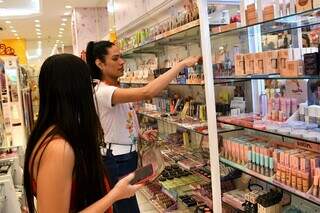 Cliente durante compra em loja de franquia de cosméticos na Capital (Foto: Divulgação)