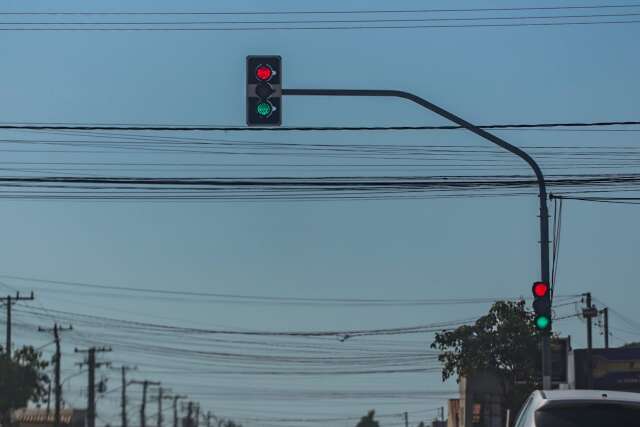 Vermelho e verde ao mesmo tempo: sem&aacute;foro &ldquo;doid&atilde;o&rdquo; confunde no Nova Lima 