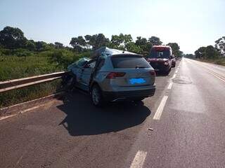 Para-choque do carro ficou completamente destruído após a colisão (Foto: Direto das Ruas)