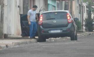 Investigado Martinelli saindo de sua residência e entrando em um dos veículos que eram utilizados para roubos na Capital (Foto: Gaeco)
