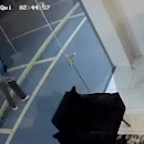 Vídeo mostra ladrão arrombando clínica de estética com chutes