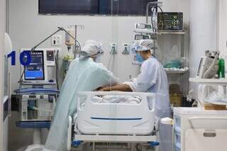 Profissionais da saúde realizando procedimentos em paciente que está internado em leito da UTI (Unidade de Terapia Intensiva) (Foto: CNM)