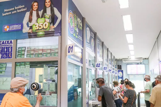 Apostadores registram volantes em agência lotérica de Campo Grande. (Foto: Arquivo/Campo Grande News)