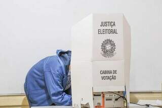 Eleitor na cabine de votação no pleito de 2022 (Foto: Henrique Kawaminami)