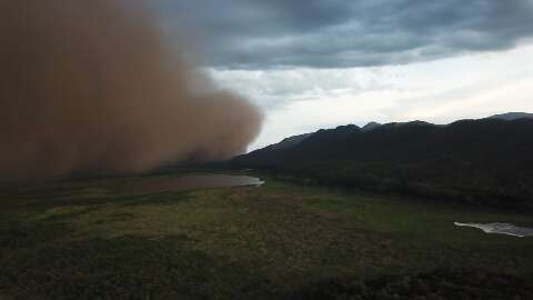 Tempestade de areia forma nuvem e encobre céu na Serra do Amolar
