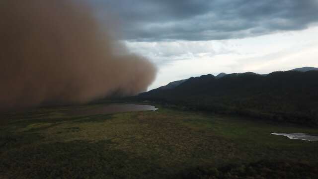 Tempestade de areia forma nuvem e encobre c&eacute;u na Serra do Amolar