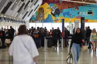 Movimento no aeroporto de Campo Grande (Foto: Henrique Kawaminami)