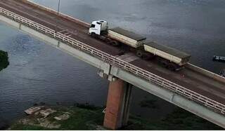 Carreta passa por ponte sobre Rio Paraguai, em Corumbá (Foto: Arquivo/Governo MS)