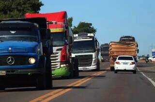 Carretas e carro passando por rodovia de Mato Grosso do Sul (Foto: Álvaro Rezende)