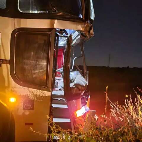 Quatro pessoas ficam feridas em acidente envolvendo dois &ocirc;nibus na BR-262