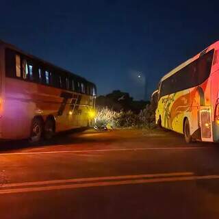 Os dois ônibus envolvidos no acidente (Foto: Divulgação/Corpo de Bombeiros)