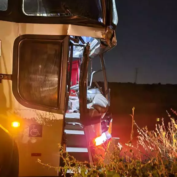 Quatro pessoas ficam feridas em acidente envolvendo dois ônibus na BR-262