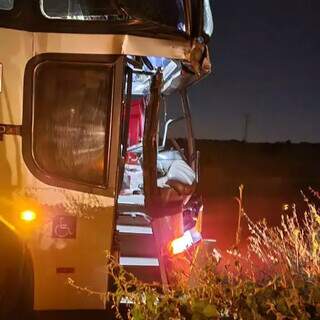 Lateral do ônibus Andorinha danificada devido a colisão (Foto: Divulgação/Corpo de Bombeiros)