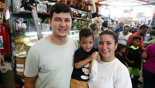 Família de MT fazendo compras no Mercadão de Campo Grande (Foto: Alex Machado)