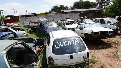 Moradores reclamam de terreno que virou cemitério de carros em área residencial