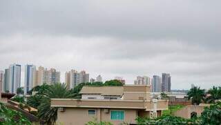 Céu amanheceu nublado em Campo Grande, na manhã deste sábado (30) (Foto: Alex Machado)