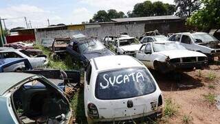 Sucatas abandonadas em terreno na Vila Margarida (Foto: Alex Machado)